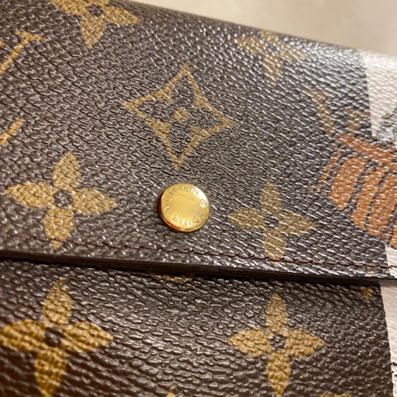 Authentic Louis Vuitton Sarah long wallet with poppy interior - Picture 3 of 10